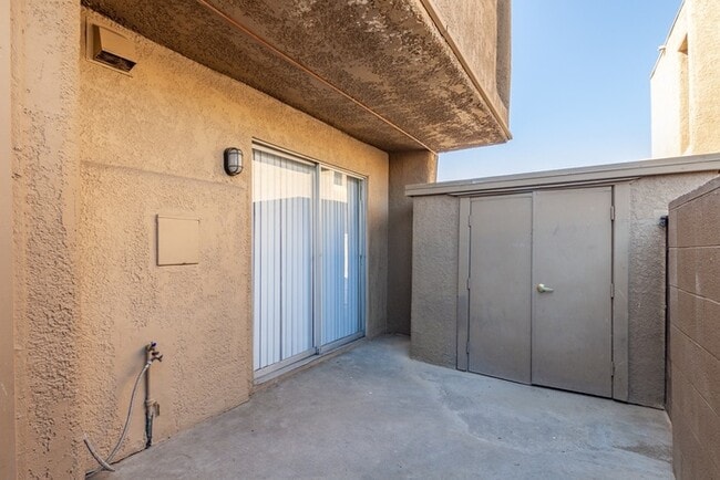 Building Photo - Stadio 3 bedroom townhome