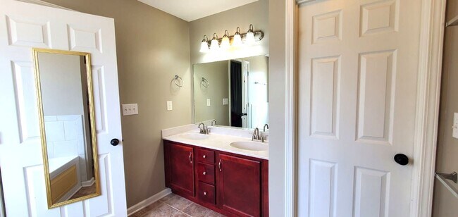 Building Photo - 5 Bedroom 2.5 Bathroom Home