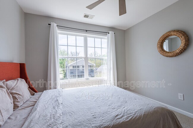 Building Photo - 2025 Jonesboro Rd SE