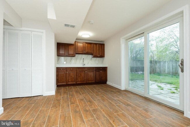 Building Photo - 9004 Roundleaf Way