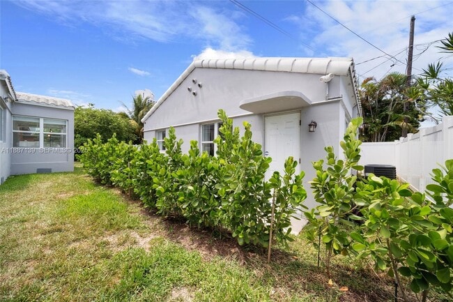 Building Photo - 1625 Hollywood Blvd