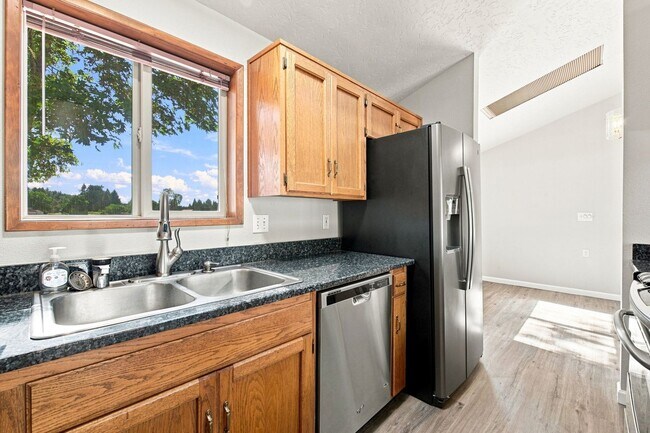 Building Photo - 39601 Santiam Bluffs Rd NE