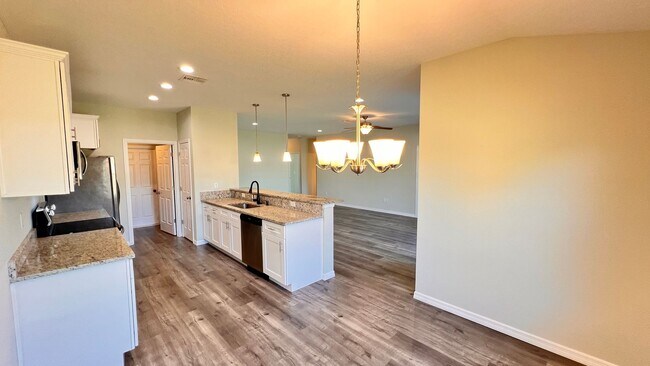 Building Photo - DISCOVER THE BEAUTIFUL 2 Bd/2Ba Duplex in Sebring!!