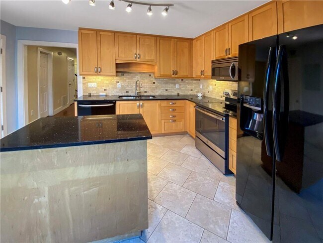 Building Photo - 877 Lenox Oaks Cir NE