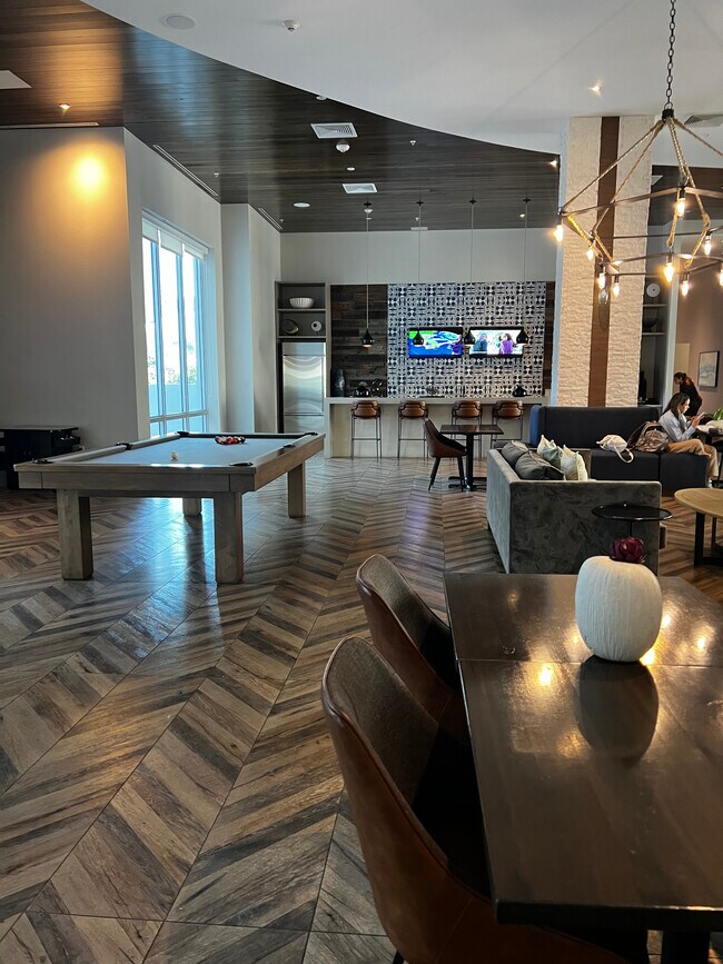 Building Photo - 520 NE 26th St