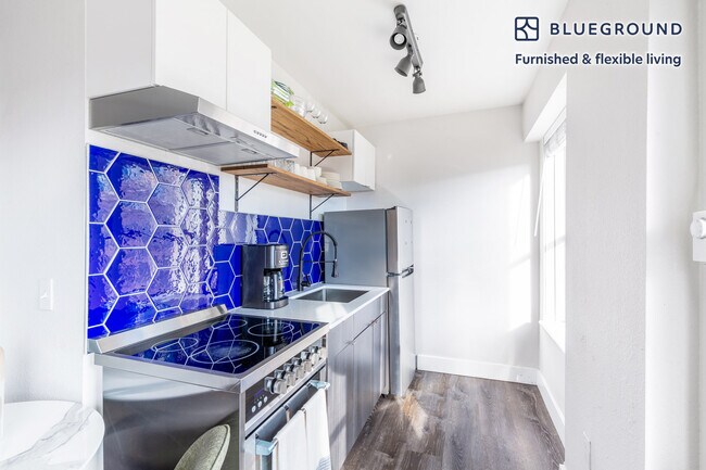 Building Photo - 104 Pine St