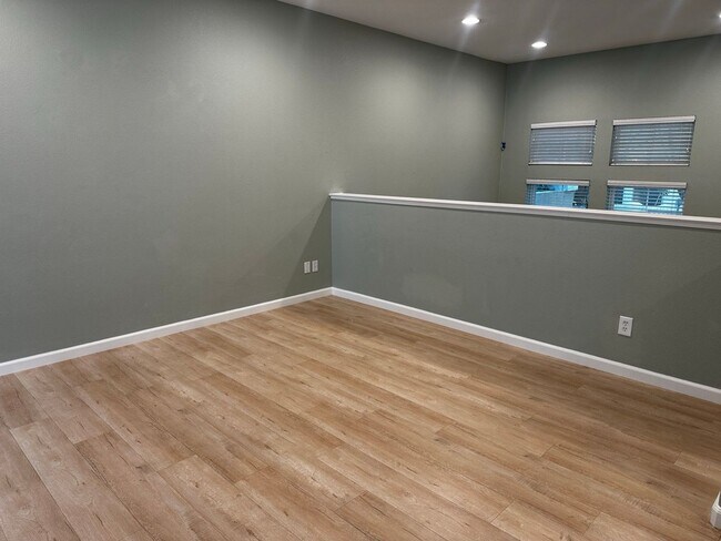 Building Photo - Beautiful tri-level Communications Hill home