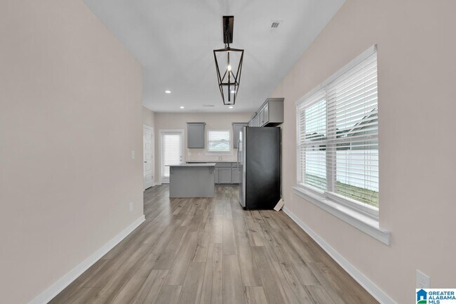 Building Photo - 170 Kings Wy