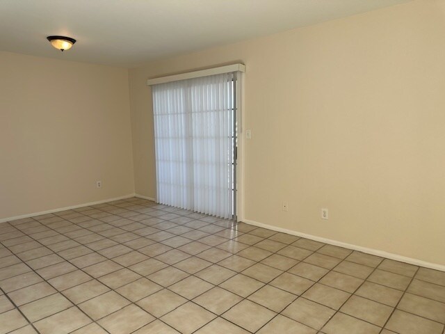 Building Photo - 1908 N Spring