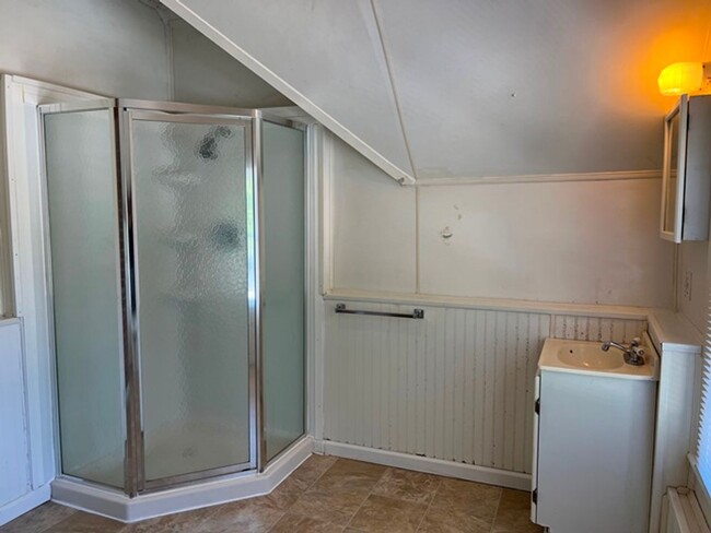 Building Photo - 4Bd/2Ba Two Story House-Available soon