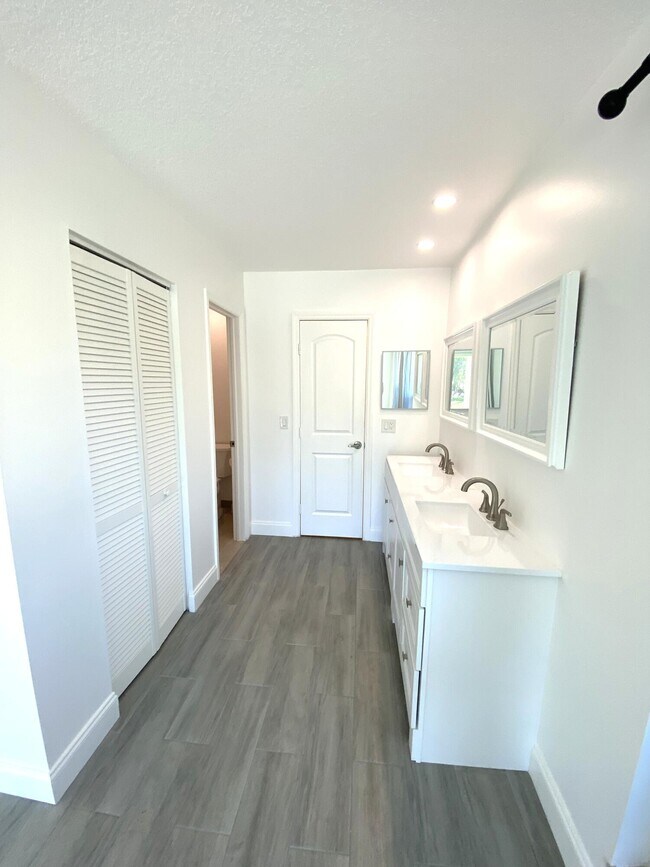 Building Photo - 2450 Black Olive Blvd