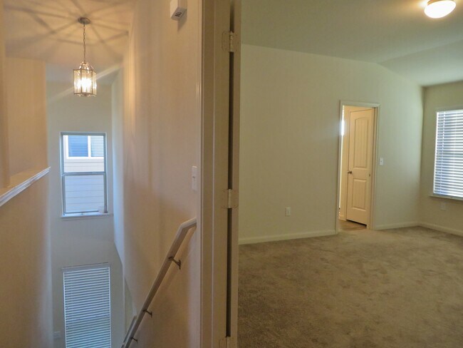 Building Photo - 3 Bedroom 2.5 Bathroom: Georgetown- Pinnacle Home