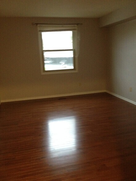 Building Photo - 991 Manor Ln