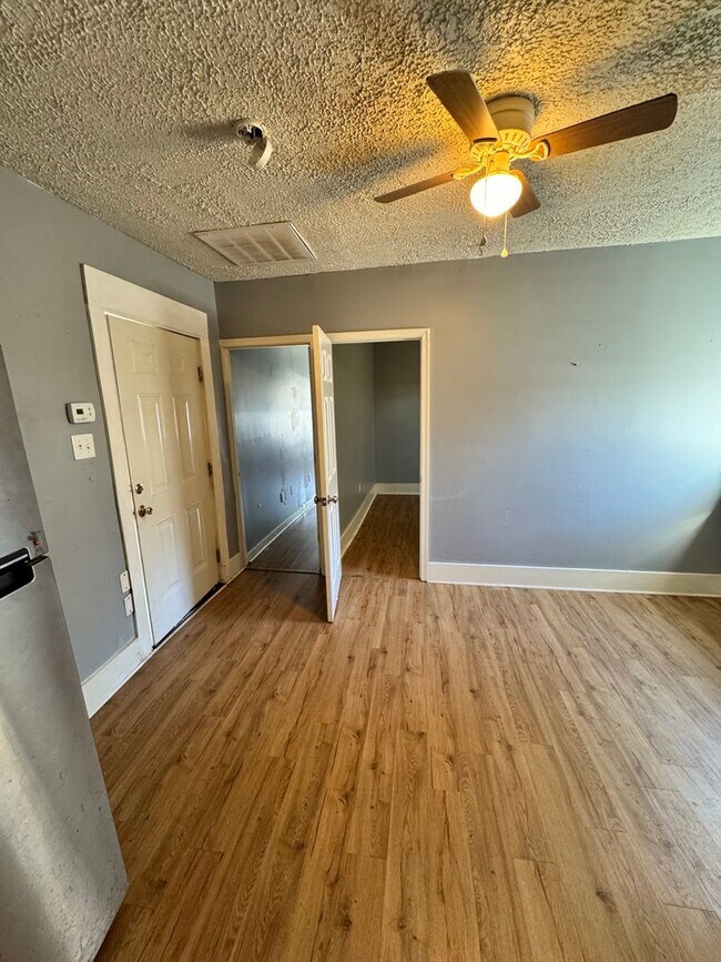 Building Photo - 2 bedroom house on Southside w Laundry HVAC