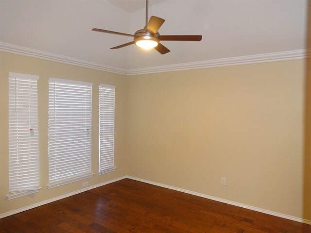Building Photo - 915 Hidden Oaks Dr