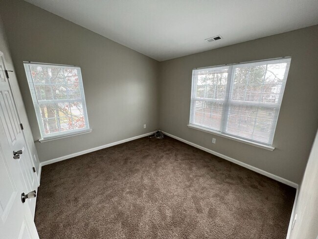 Building Photo - Beautiful Townhouse w/ 1st Floor Bedroom