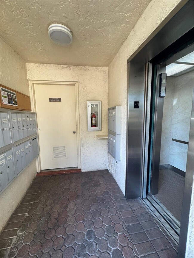 Building Photo - 9811 N Hollybrook Lake Dr