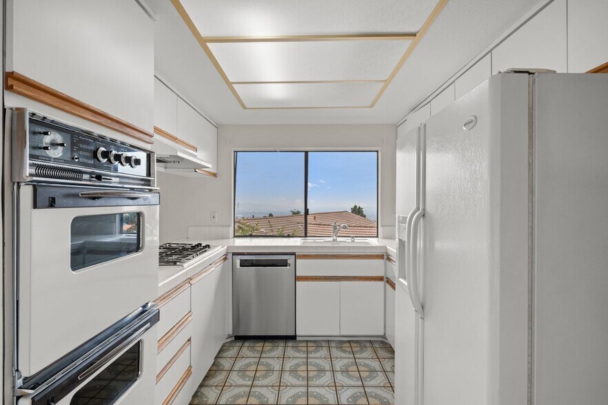 Building Photo - 3825 Skycrest Dr