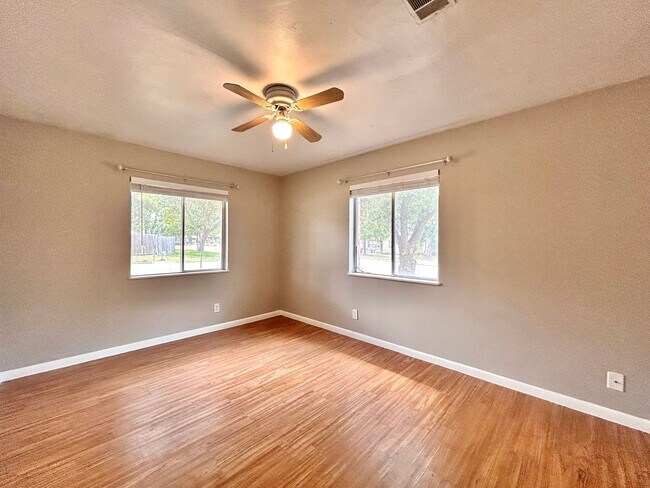 Building Photo - 3 Bed, 2 Bath Home – Fully Equipped & Move...