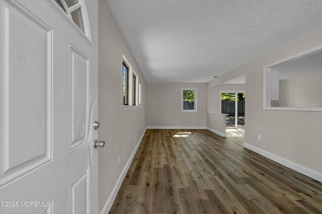 Building Photo - 218 Falcon Dr