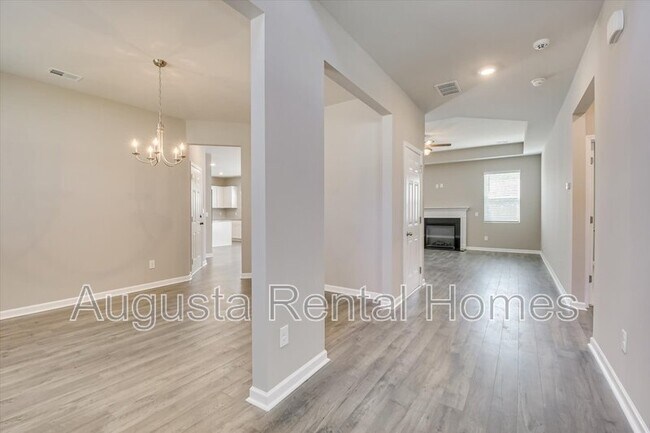 Building Photo - 560 Post Oak Ln