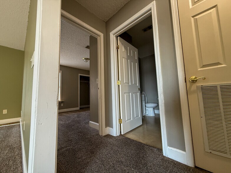 Building Photo - 210 Lantana Ct