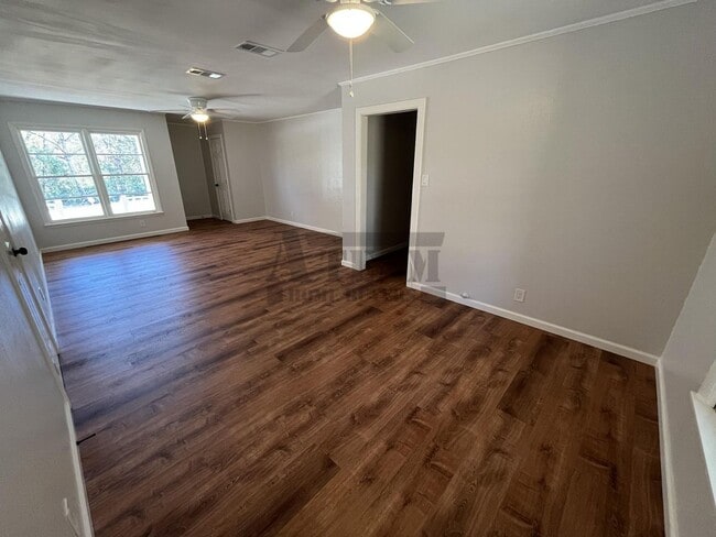 Building Photo - Beautiful Remodeled 3 Bed 2 Bath