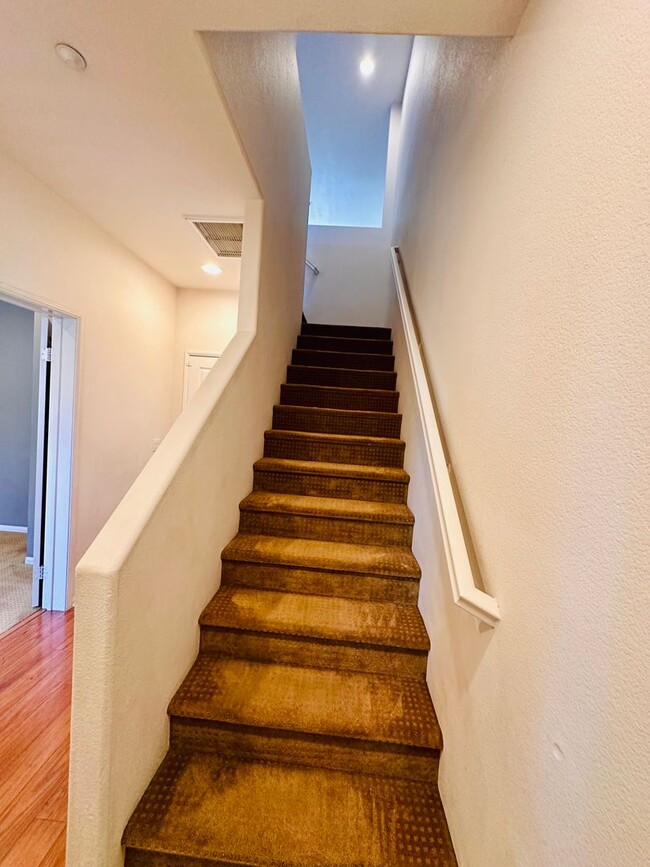 Building Photo - Luxury Tri-Level Townhome 2bd 2.5bth w Bon...