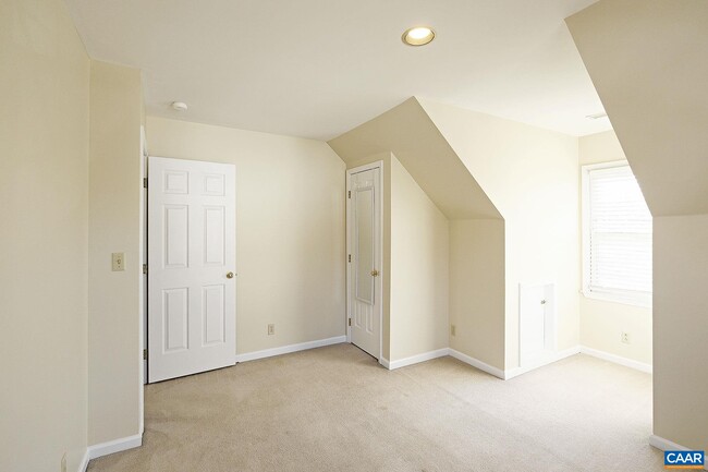 Building Photo - 755 King St