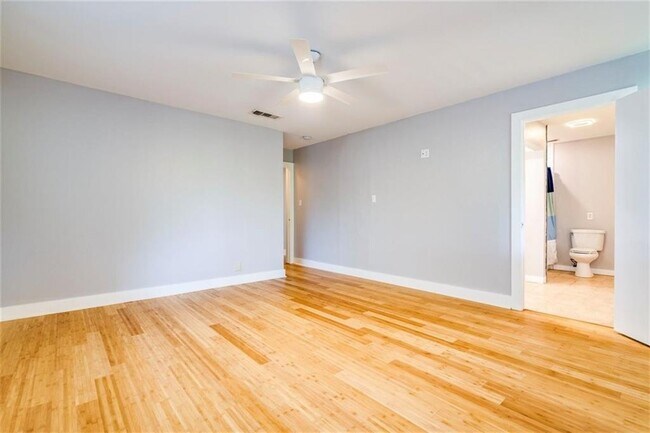 Building Photo - 3006 Lakeside Dr