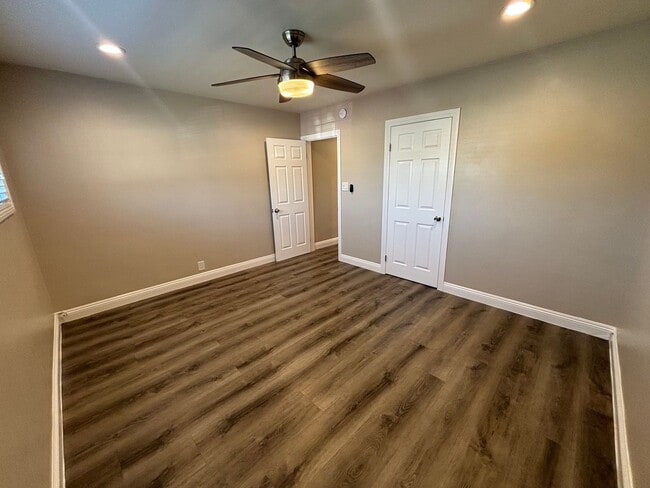 Building Photo - Spacious 2 Bedroom Home with 2 Bonus Rooms