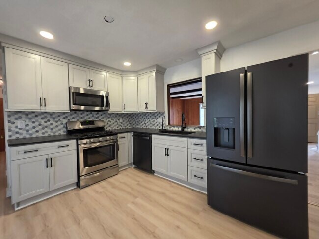 Building Photo - 8241 Robin Hood Dr