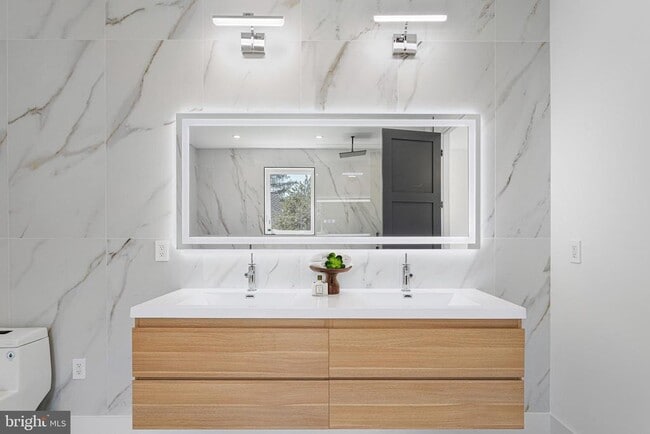 Building Photo - 1733 Chain Bridge Rd