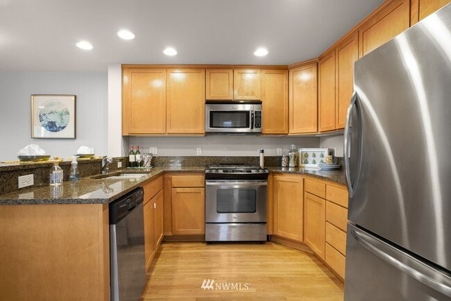 Building Photo - Large 2-Bedroom Northgate Townhome
