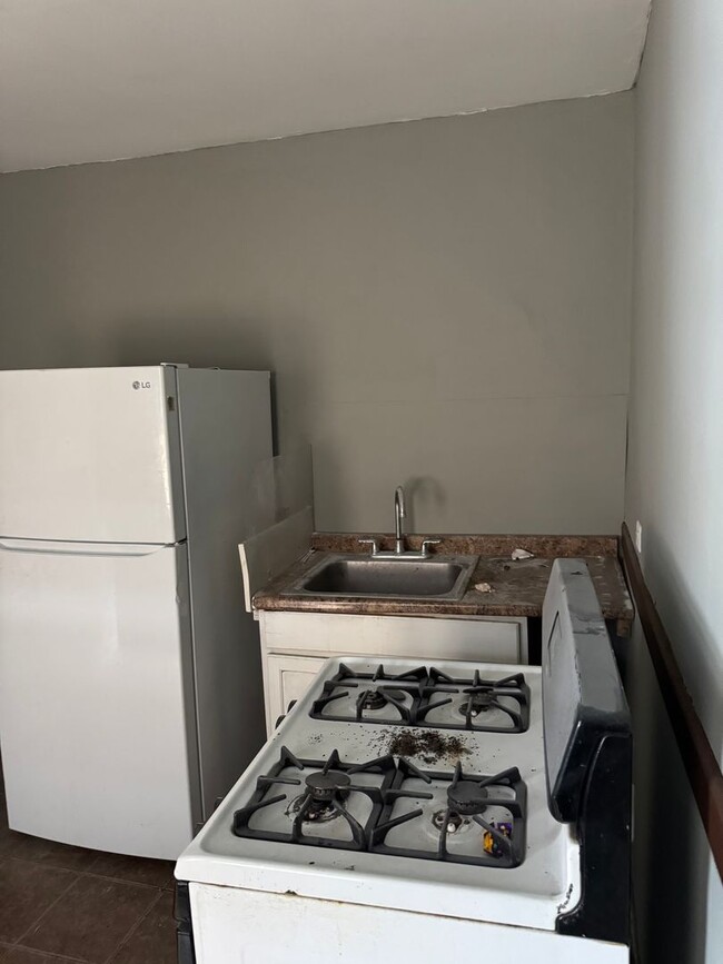 Building Photo - 2 bedroom 1 bath second floor unit