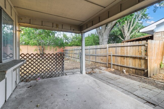 Building Photo - QUAINT AND COZY  3 Bedroom, 2 bathroom Hou...