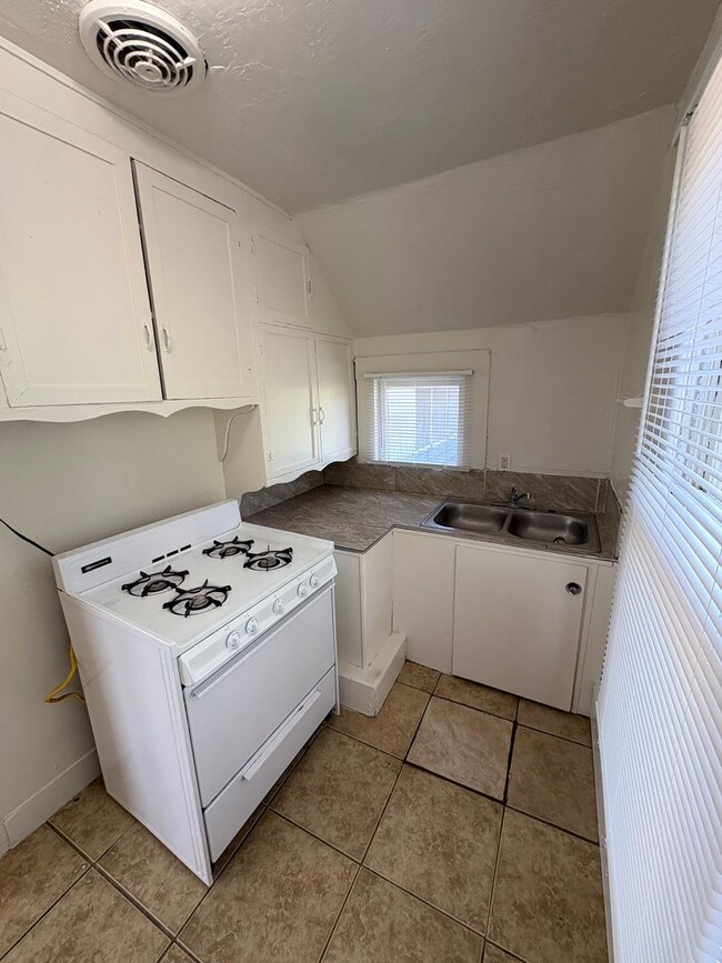 Building Photo - Cozy Upstairs Unit in Dinuba Near Shopping...