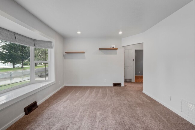 Building Photo - 3104 E 35th Ave