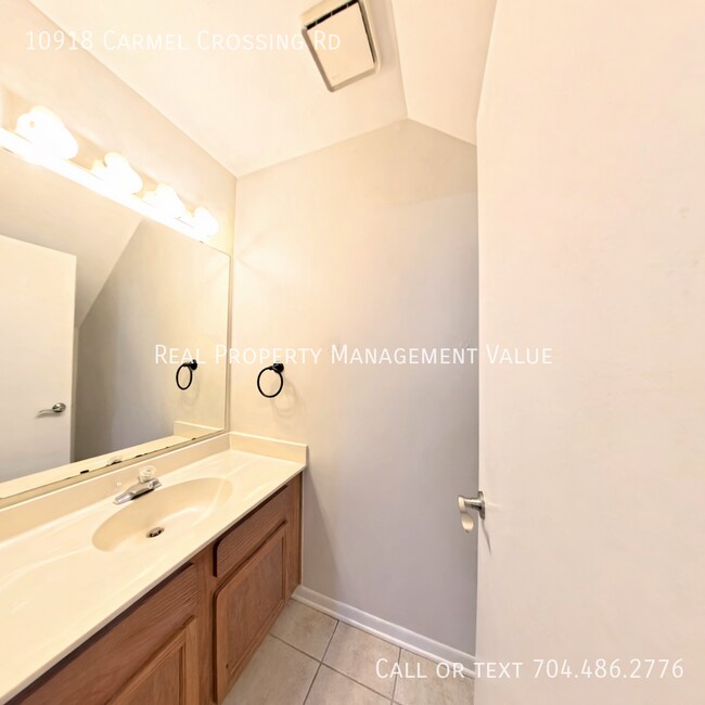 Building Photo - 10918 Carmel Crossing Rd