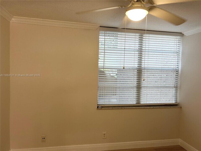 Building Photo - 9410 Live Oak Pl
