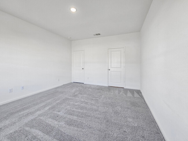 Building Photo - ***Move-in Special*** Move in by 11/30/202...