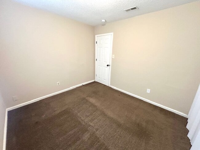 Building Photo - THREE BEDROOM HOME - CLOSE TO ALABAMA A&M