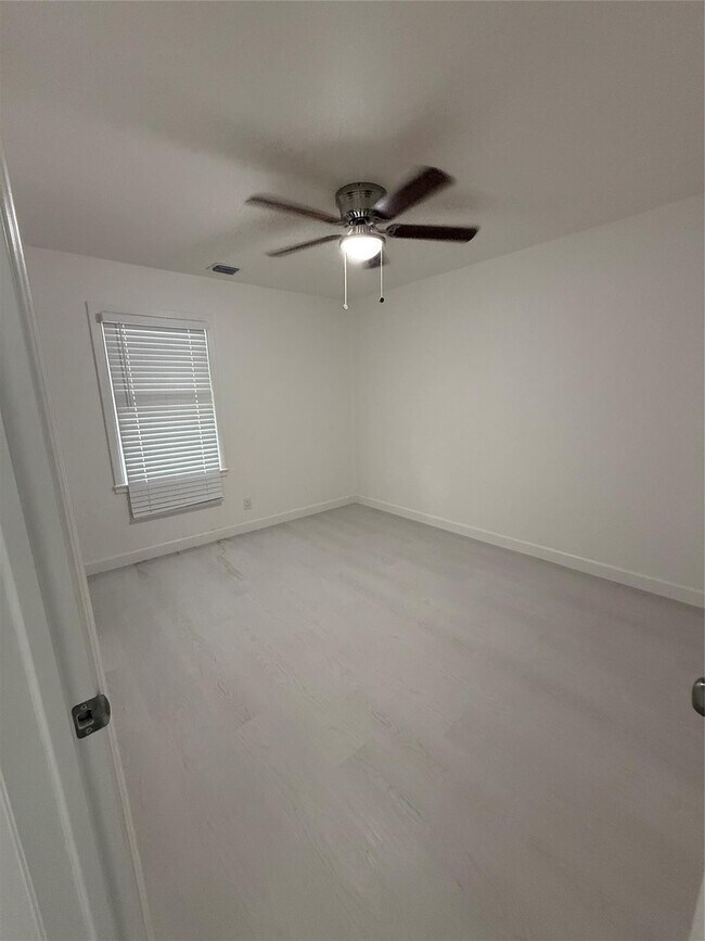 Building Photo - 626 37th St