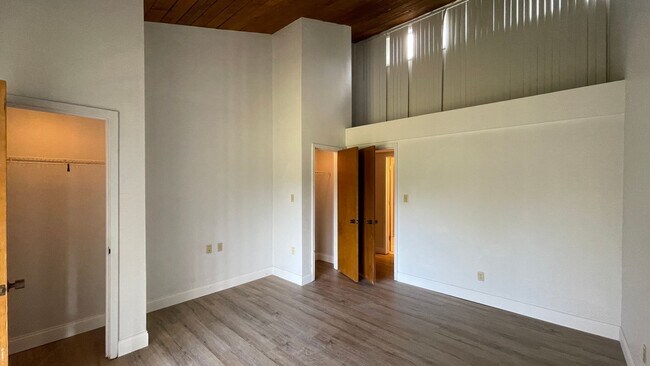 Building Photo - Priced Right!1 Bed 1 Bath Condo in Grenele...