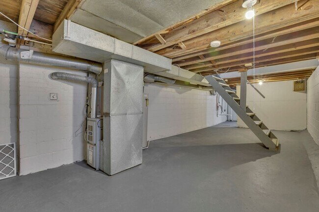 Building Photo - 807-809 E Deshler Ave