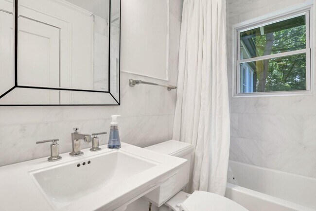 Building Photo - 2215 Fairhaven Cir NE