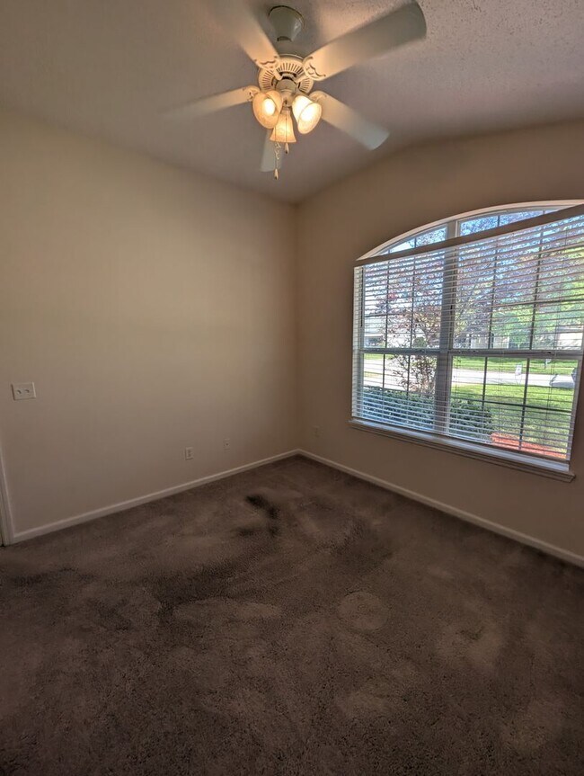 Building Photo - Great 4 Bedroom 2 Bath home in Heritage Park