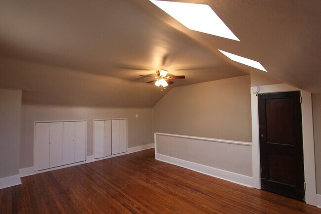 Building Photo - 1039 Mirror St
