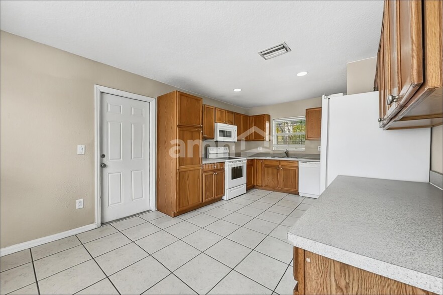 Building Photo - 5233 Mango Fruit St