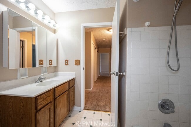 Building Photo - 209 W Green Meadows Dr